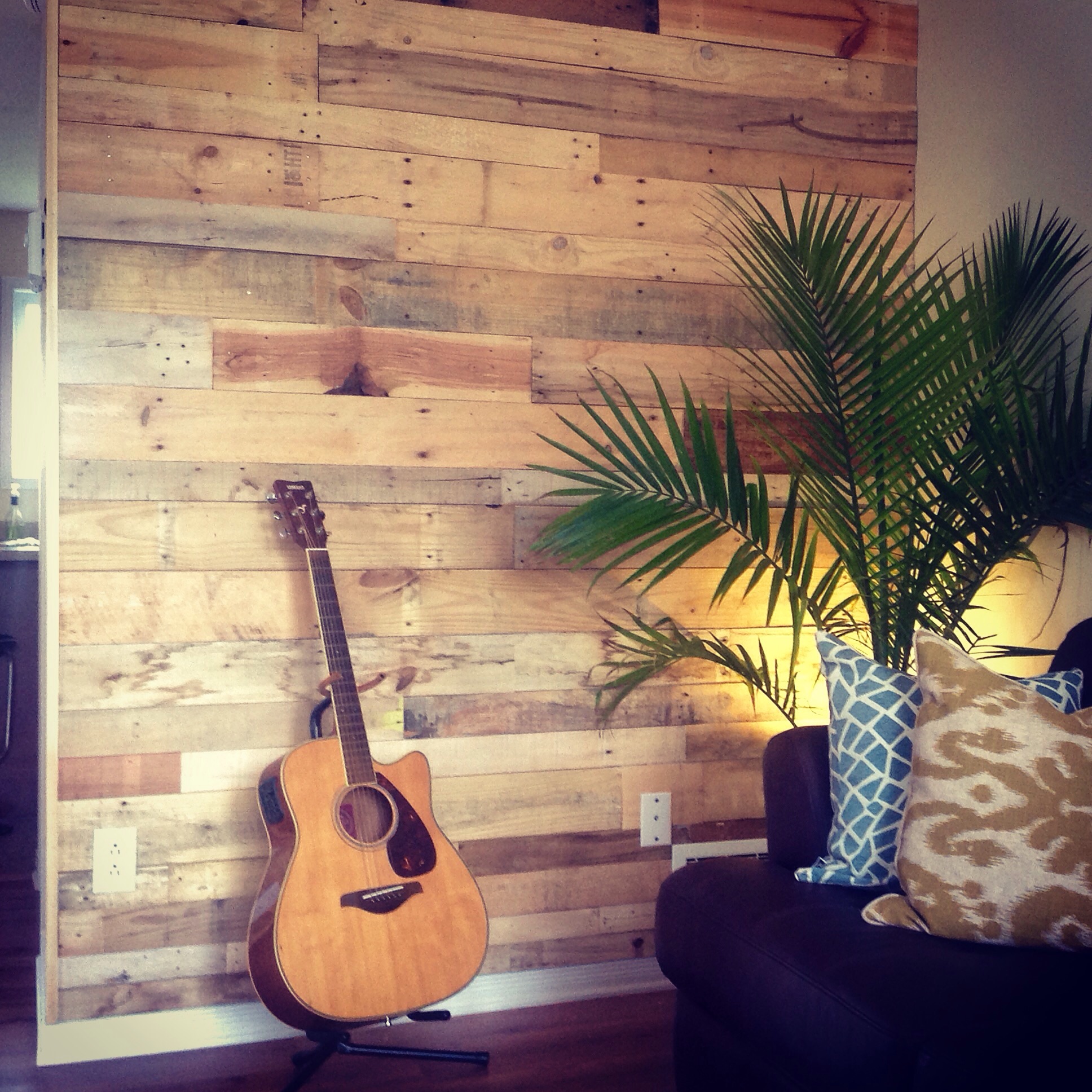 ▷ Un mur en bois dans toutes les pièces de la maison